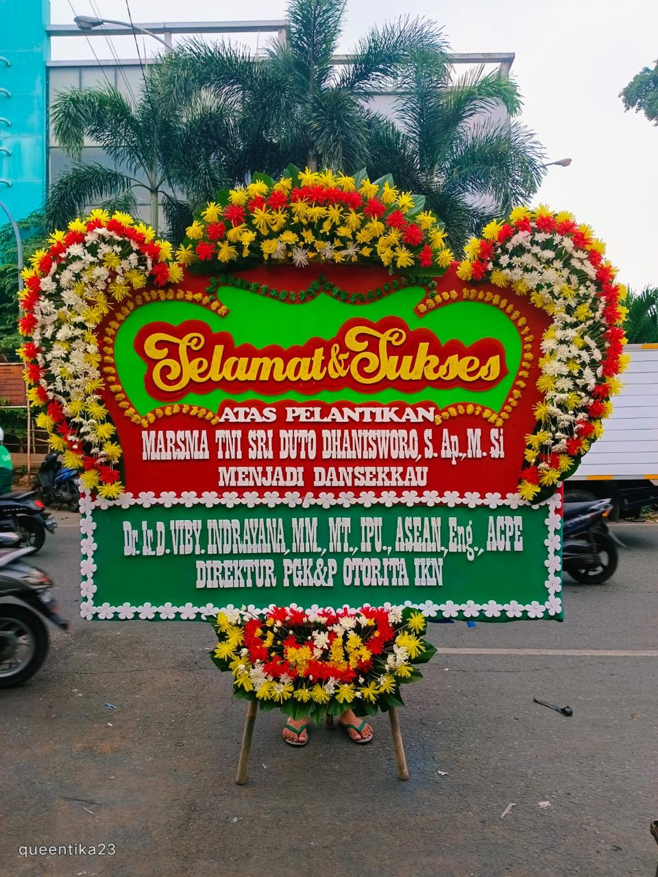 Bunga papan putih cream dengan lilium untuk acara korporat