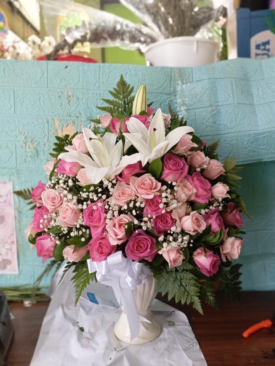 Vas arrangement multicolor dengan roses lilies chrysanthemum