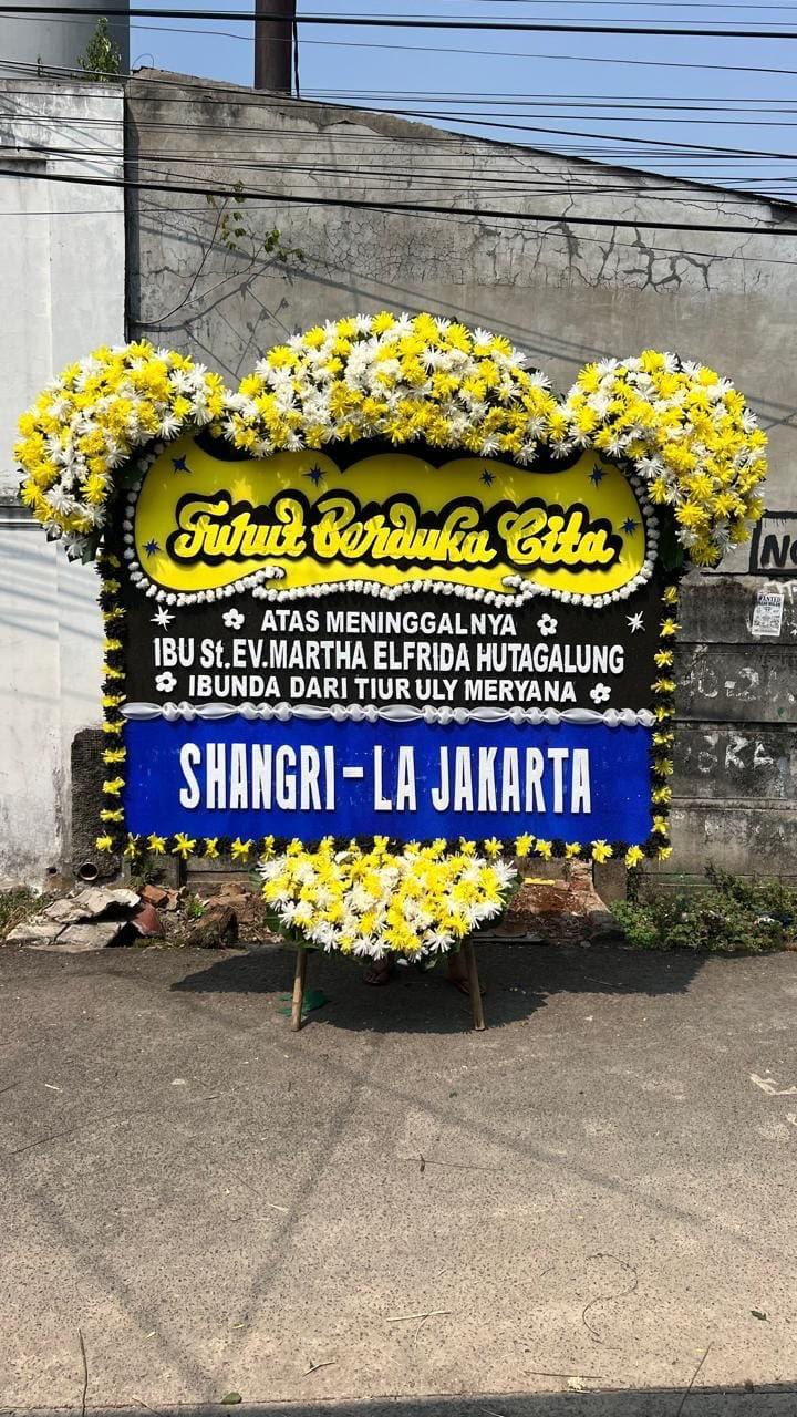 Krans bunga biru cream untuk ucapan duka cita