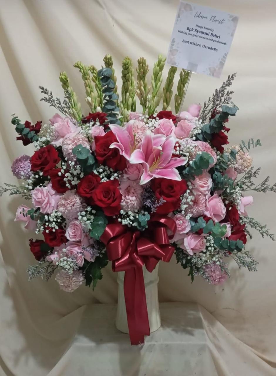 Hand bouquet colorful dengan roses lilies chrysanthemum